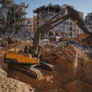 VÍDEO: em Gaza, busca por corpos de reféns israelenses é feita com retroescavadeiras