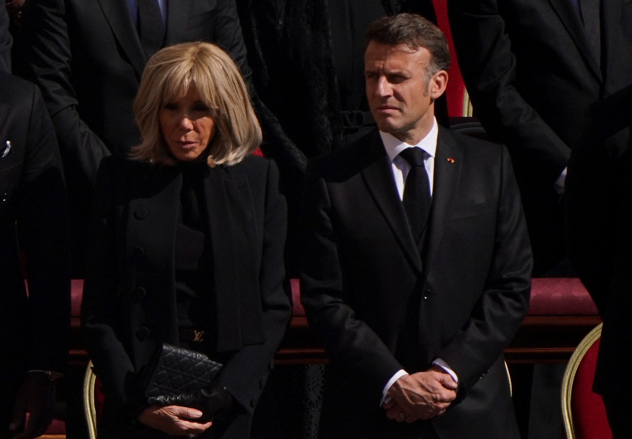 Cyberbullying afetou saúde da primeira-dama da França, diz filha de Brigitte Macron